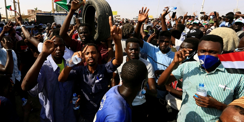  en Sudán, los militares abrieron fuego contra los manifestantes 