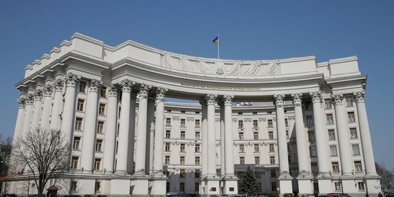  el Ministerio de relaciones exteriores de Ucrania consideró prematura la decisión de Estados Unidos de evacuar a los diplomáticos 