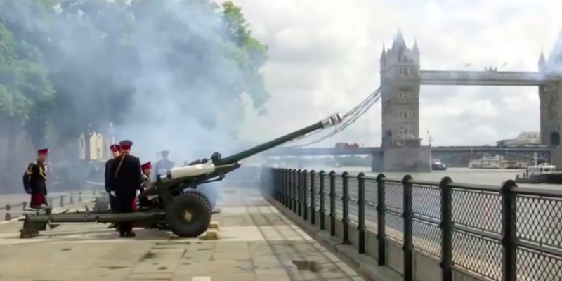  en gran Bretaña dio un saludo de armas en 96 voleas en memoria de Isabel II. Video