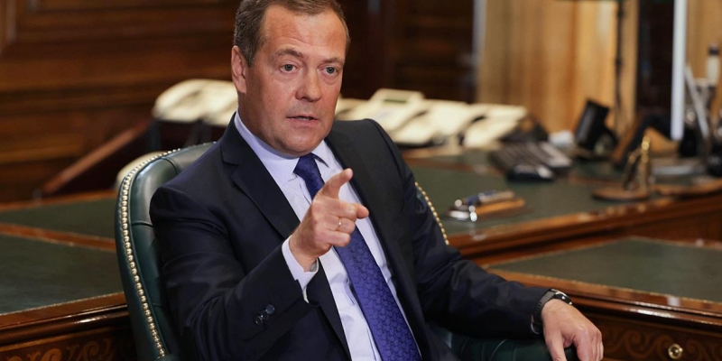 Медведев ответил на выдачу ордера на арест Путина по-английски