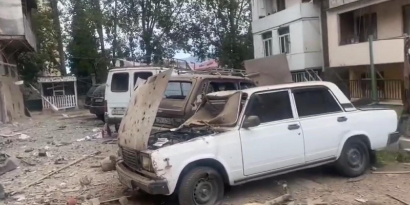 Последствия взрывов у жилых домов в Карабахе. Видео