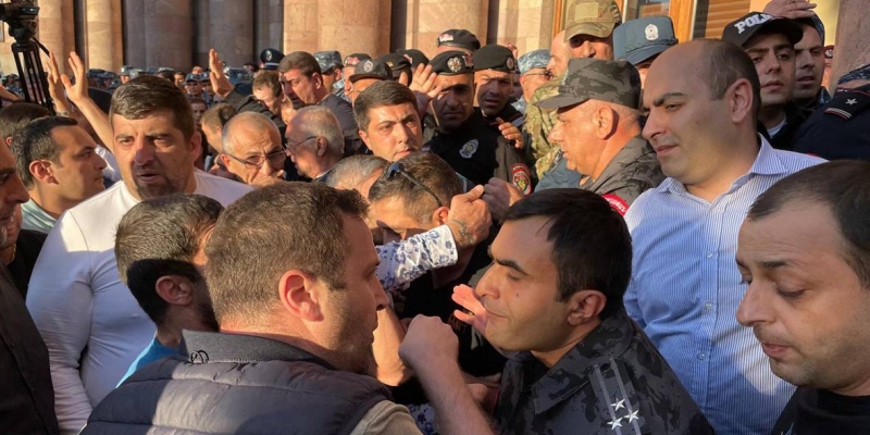 Протестующие попытались прорваться в здание правительства Армении