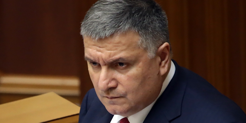  el Jefe del Ministerio del interior de Ucrania, avakov, renunció con las palabras « honor & raquo; 