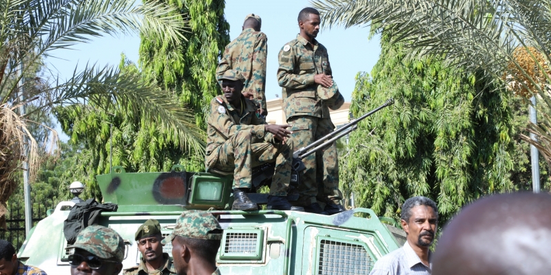  El primer ministro de Sudán fue puesto bajo arresto domiciliario 