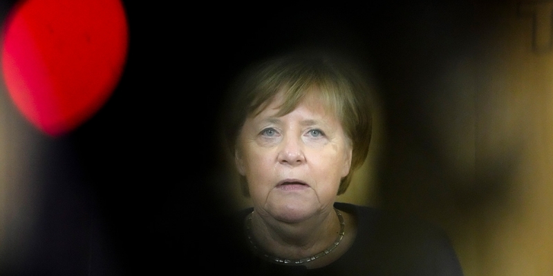  Merkel amenazó a Rusia con nuevas sanciones