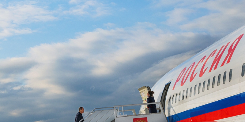  Peskov consideró imposible impedir a Rusia cerrando el cielo para el avión de Lavrov 