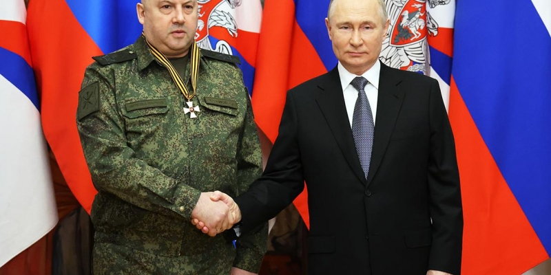  Putin otorgó a Surovikin la orden de San Jorge 