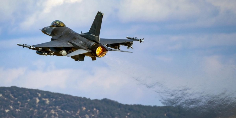 en los Estados Unidos, los Republicanos apoyaron la transferencia de aviones de combate F-16 a Ucrania 