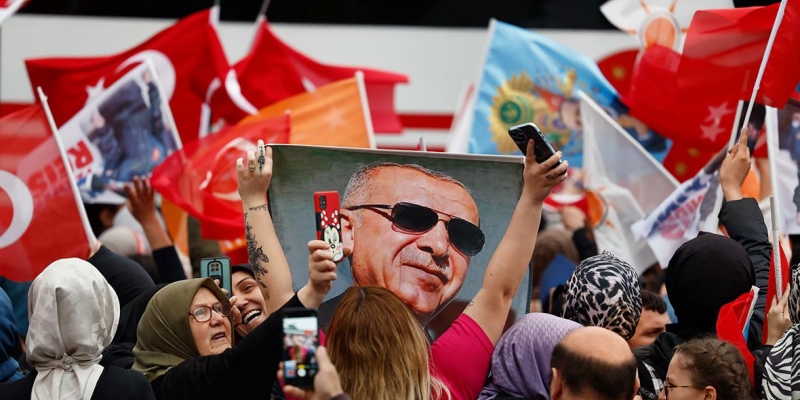 Эрдоган назвал выборы торжеством демократии и спел песню