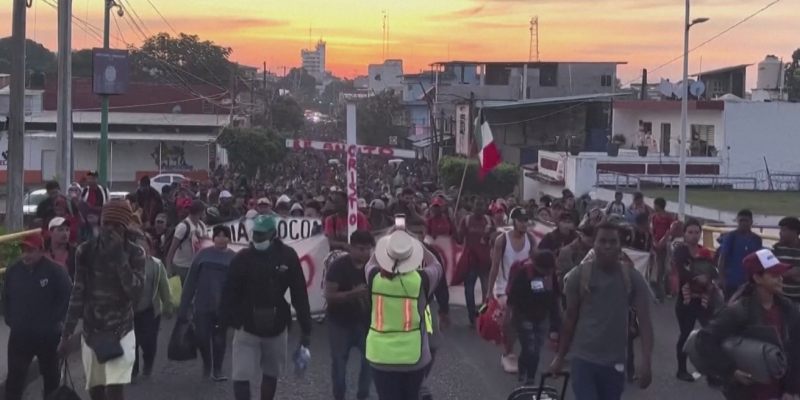 Караван мигрантов идет из Мексики в США. Видео